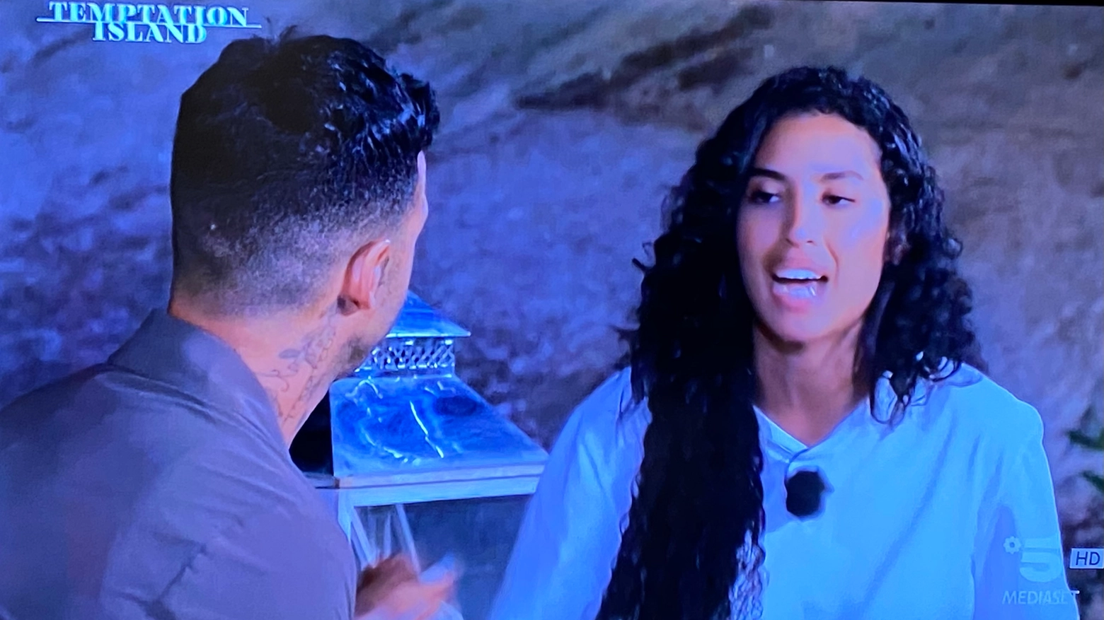 Sara durante il falò di confronto anticipato a Temptation Island