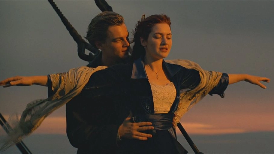 Leonardo DiCaprio e Kate Winslet nell'iconica scena del film 'Titanic' (immagine d'archivio)