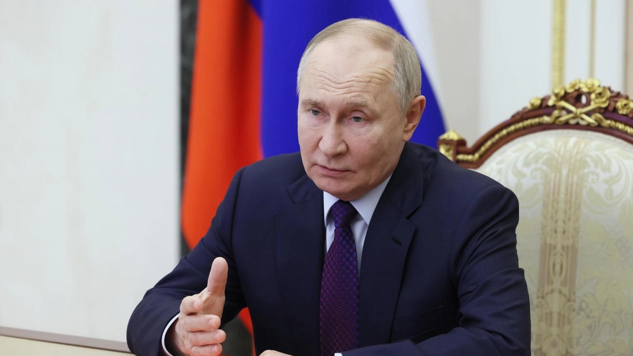 Putin celebra i soldati russi in Ucraina per la Giornata dei difensori della patria, sottolineando il loro coraggio e la difesa degli interessi nazionali.