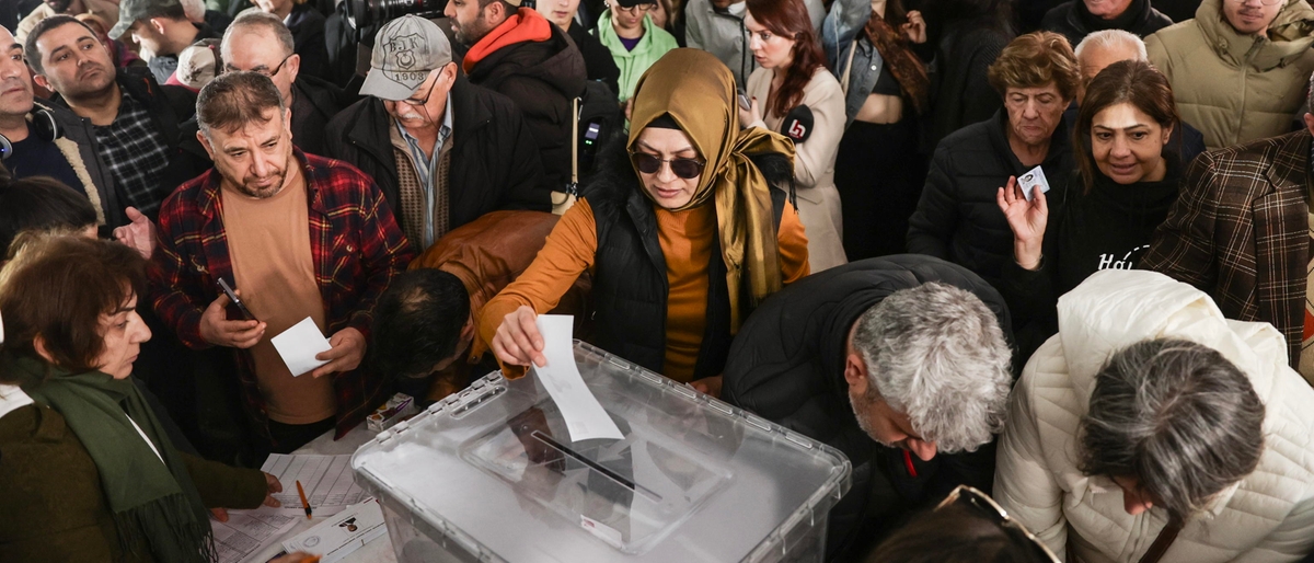 Turchia, confermato l’arresto per Imamoglu. File ai seggi per sceglierlo come avversario di Erdogan alle presidenziali