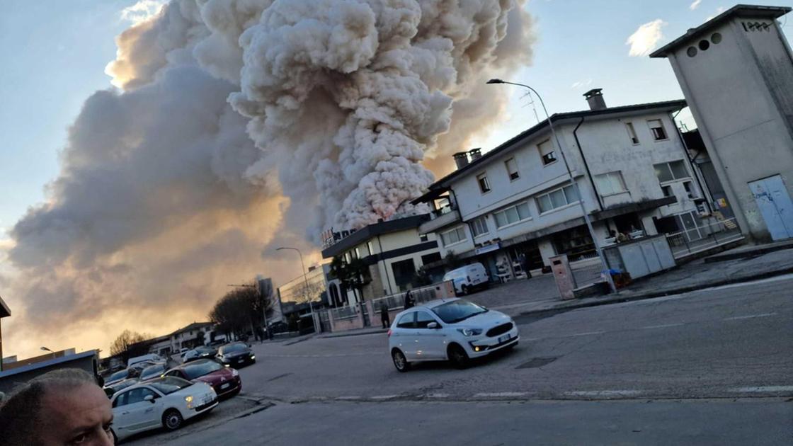 Incendio a Trissino: fiamme ed esplosioni alla Mendeleev Srl, intervento dei vigili del fuoco