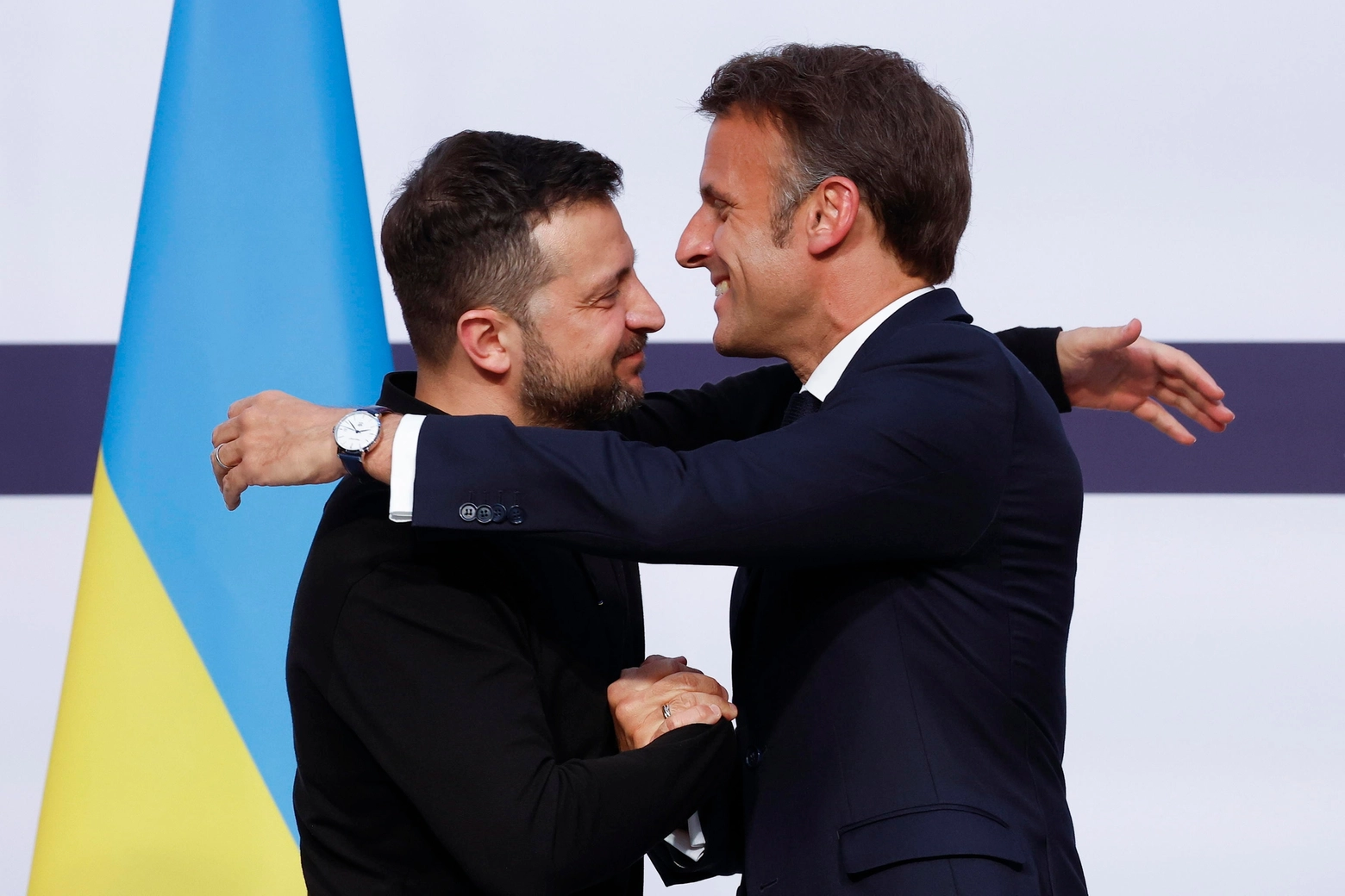 L'abbraccio tra il presidente francese Emmanuel Macron e il leader ucraino Volodymyr Zelensky
