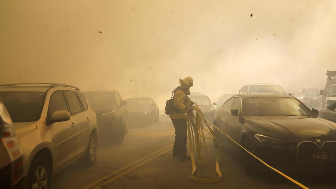 Incendio a Pacific Palisades: evacuazione di massa e stato di emergenza dichiarato