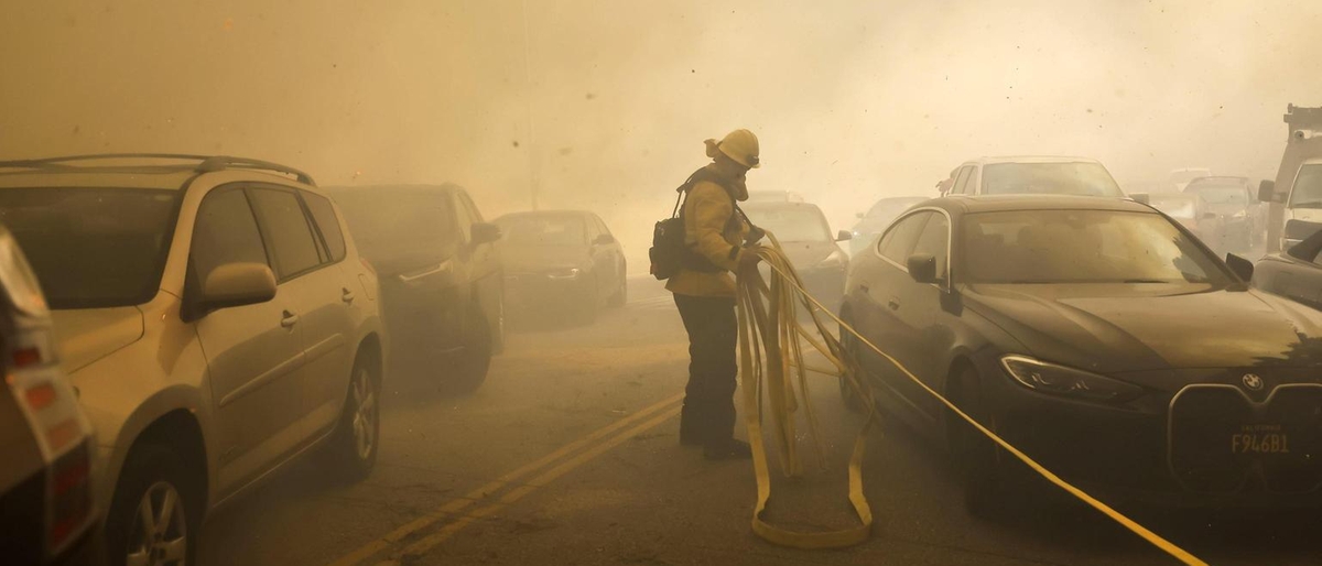 Incendio a Pacific Palisades: evacuazione di massa e stato di emergenza dichiarato