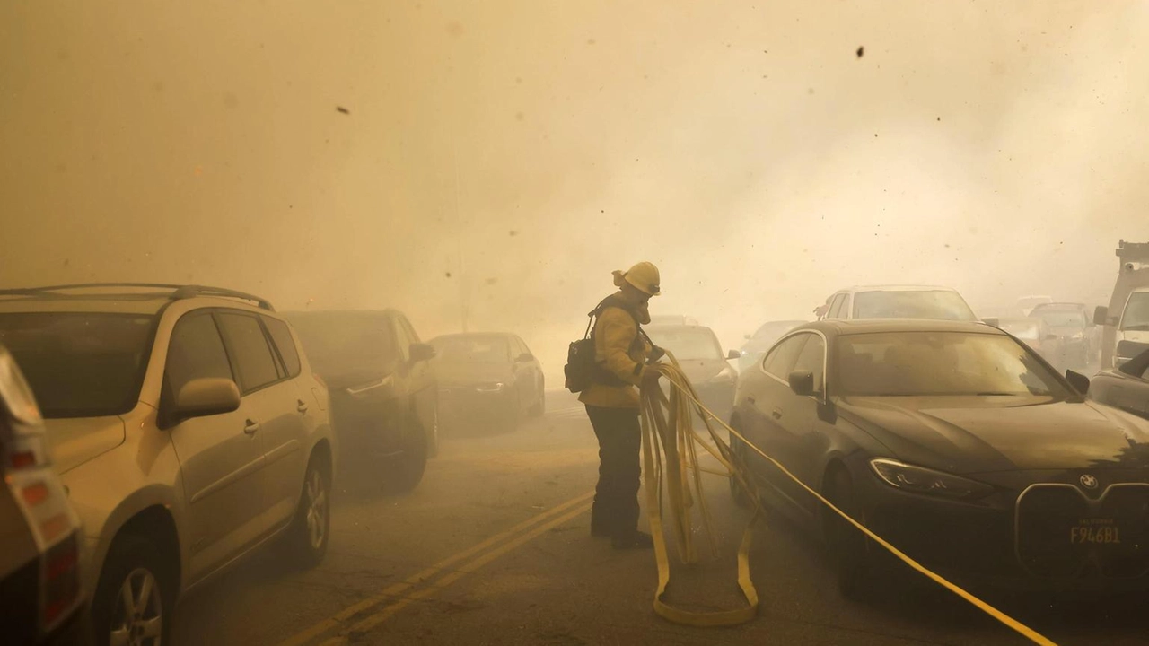 Fiamme minacciano Pacific Palisades: evacuazione di 30 mila persone e 13 mila edifici in pericolo. Stato di emergenza attivato.