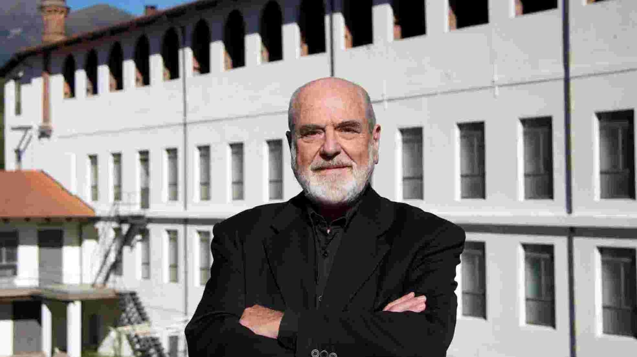 Michelangelo Pistoletto, 91 anni, a Cittadellarte a Biella. In alto, la Bandiera del Mondo 1+1=3 in Campidoglio a Roma