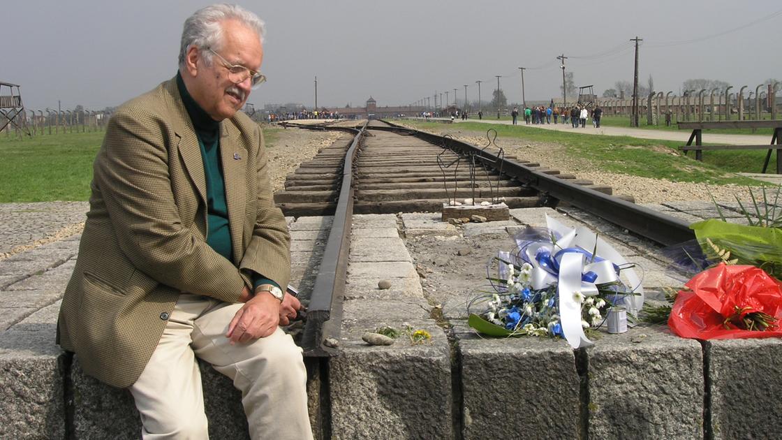 L’ultimo bambino di Auschwitz. “Dai lager non si esce mai davvero. Il fumo dei forni oscurava il sole”