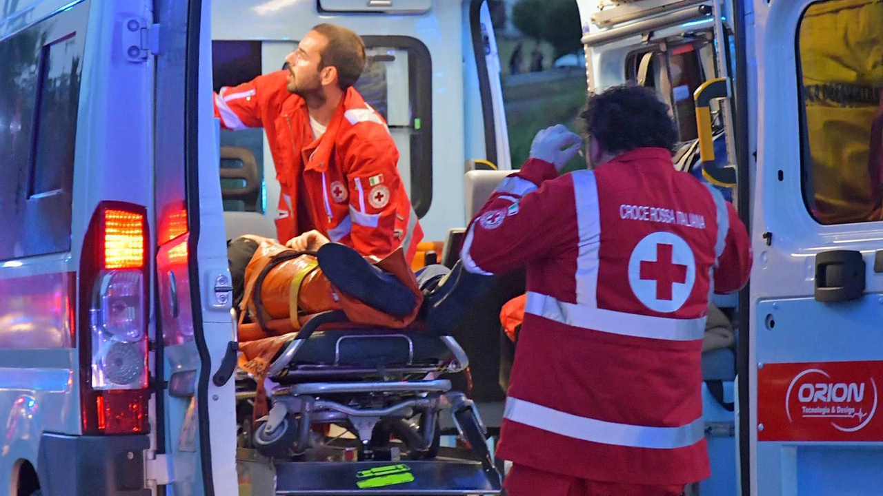 I due ragazzi sono stati trasportati un ambulanza fino all'ospedale