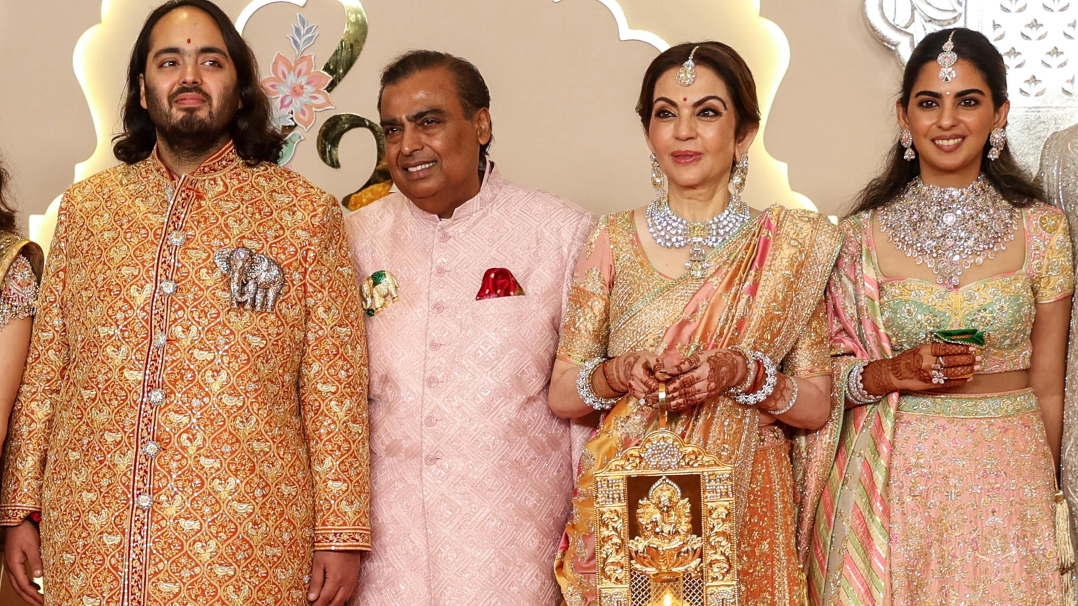 Lo sposo, Anant Amabani (sinistra) con il padre Mukesh, la madre Nita e la sorella Isha (Ansa)