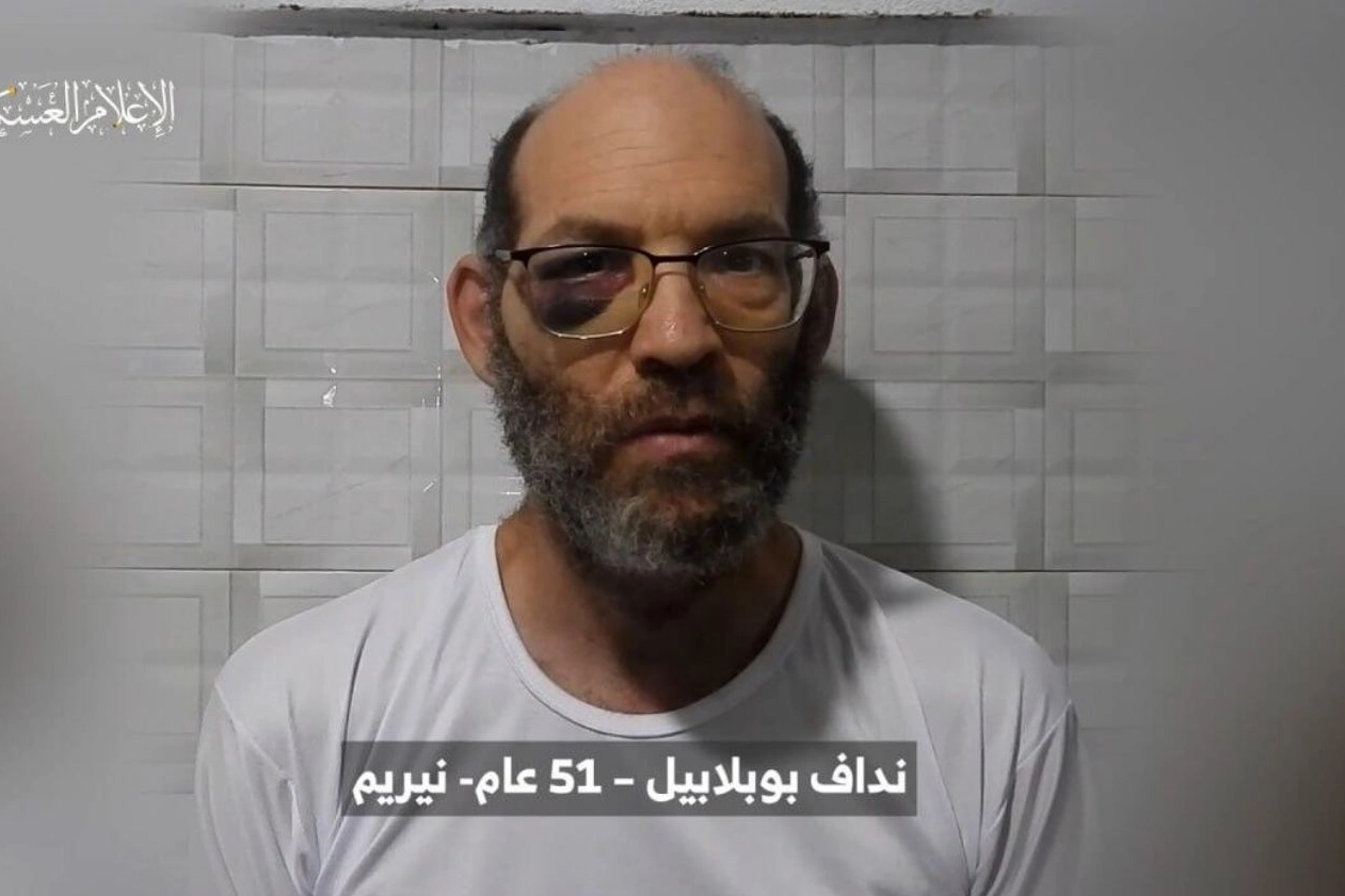 Nadav Popplewell, 51 anni, rapito nel kibbutz di Nirim il 7 ottobre, compare in un video pubblicato da Hamas