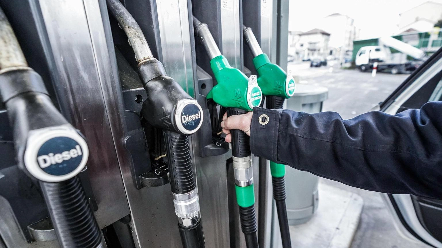 Benzina self a 1,77 euro al litro, minimi dal 2024