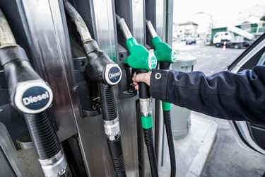 Benzina self a 1,77 euro al litro, minimi dal 2024