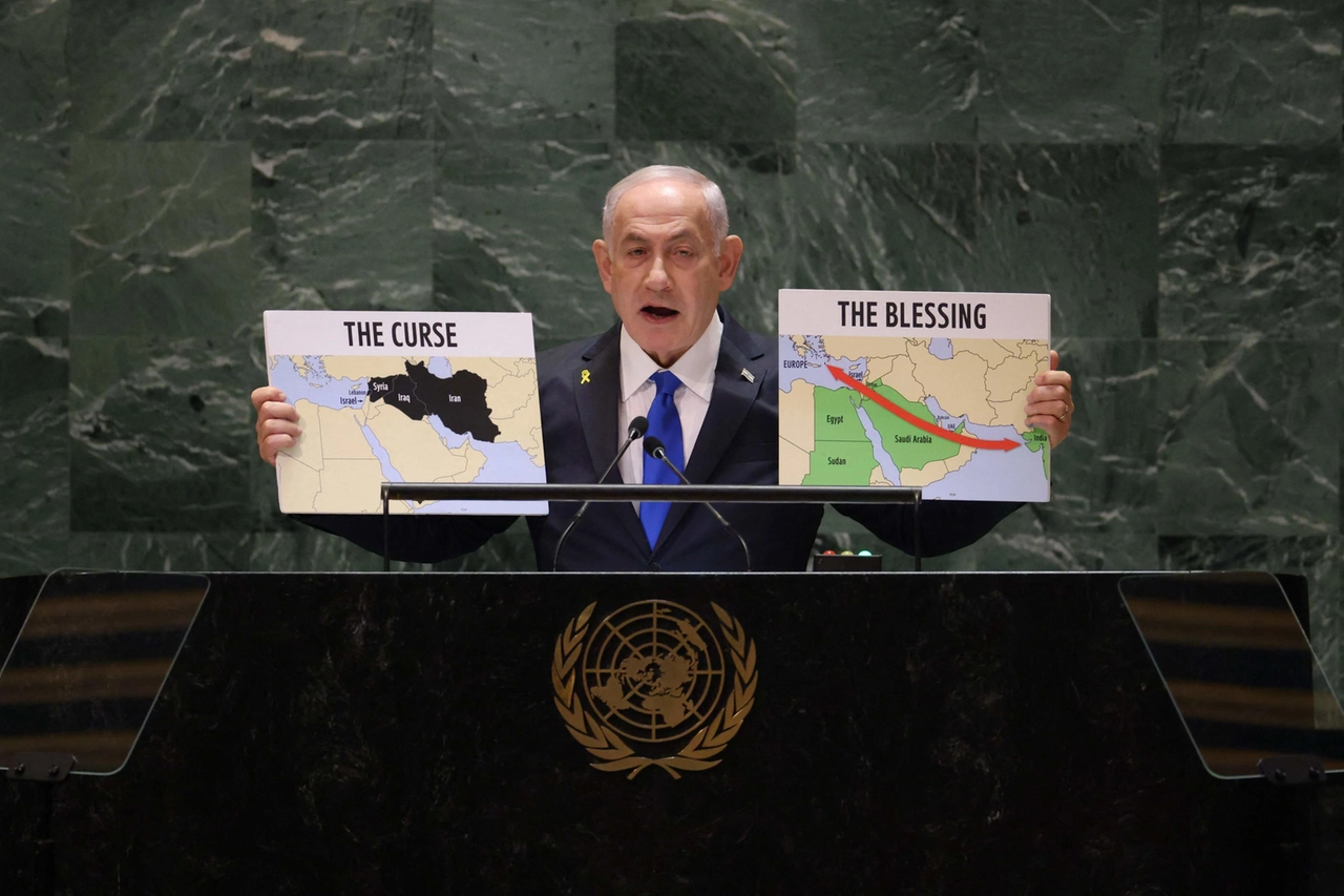 L’intervento di venerdì all’Onu di Benjamin Netanyahu, pochi minuti prima del via libera all’attacco. Sopra, una manifestazione contro il premier israeliano