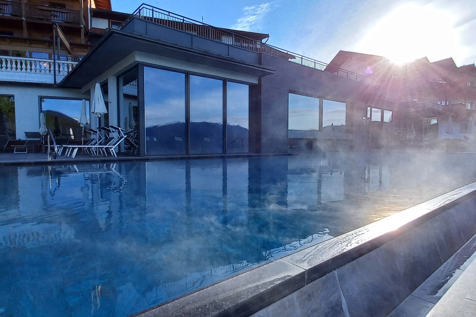 La piscina riscaldata allo spuntar del sole (Hotel Holzerhof)