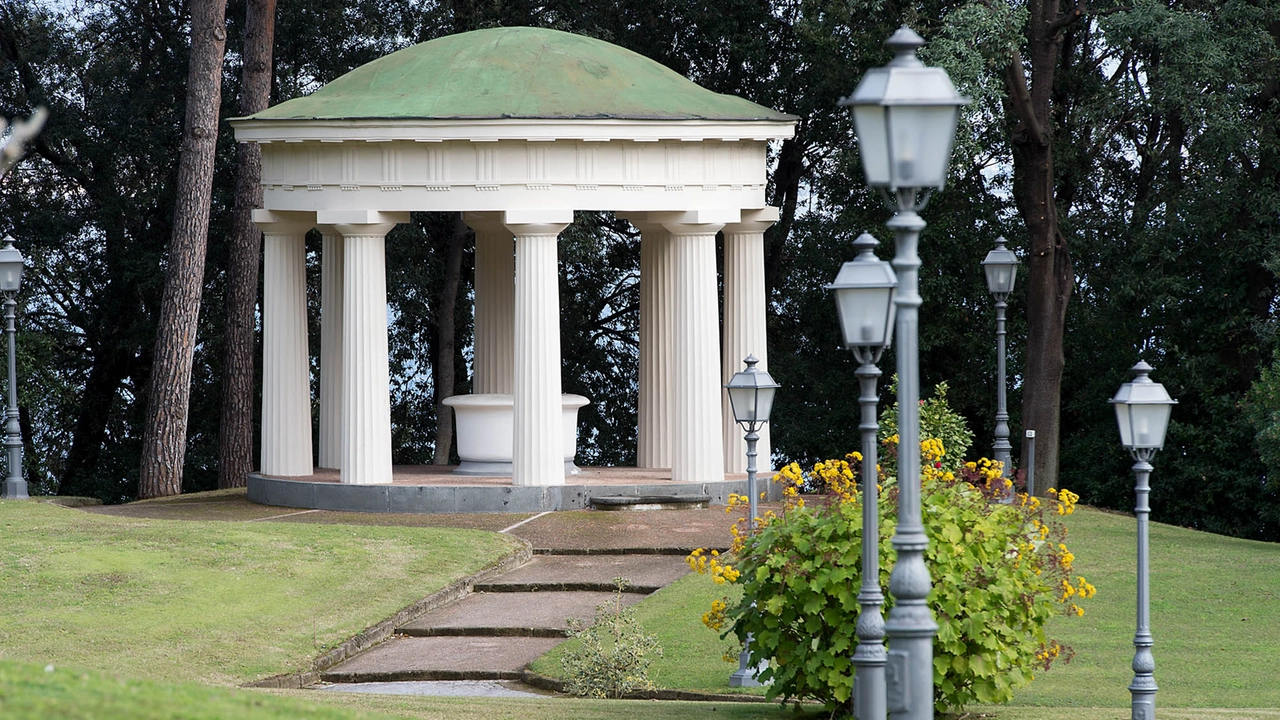 Tempietto nel parco della tenuta presidenziale Villa Rosebery a Napoli