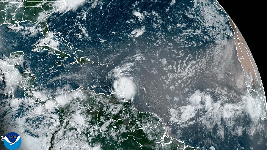 L'uragano Beryl visto dal satellite (NOAA)