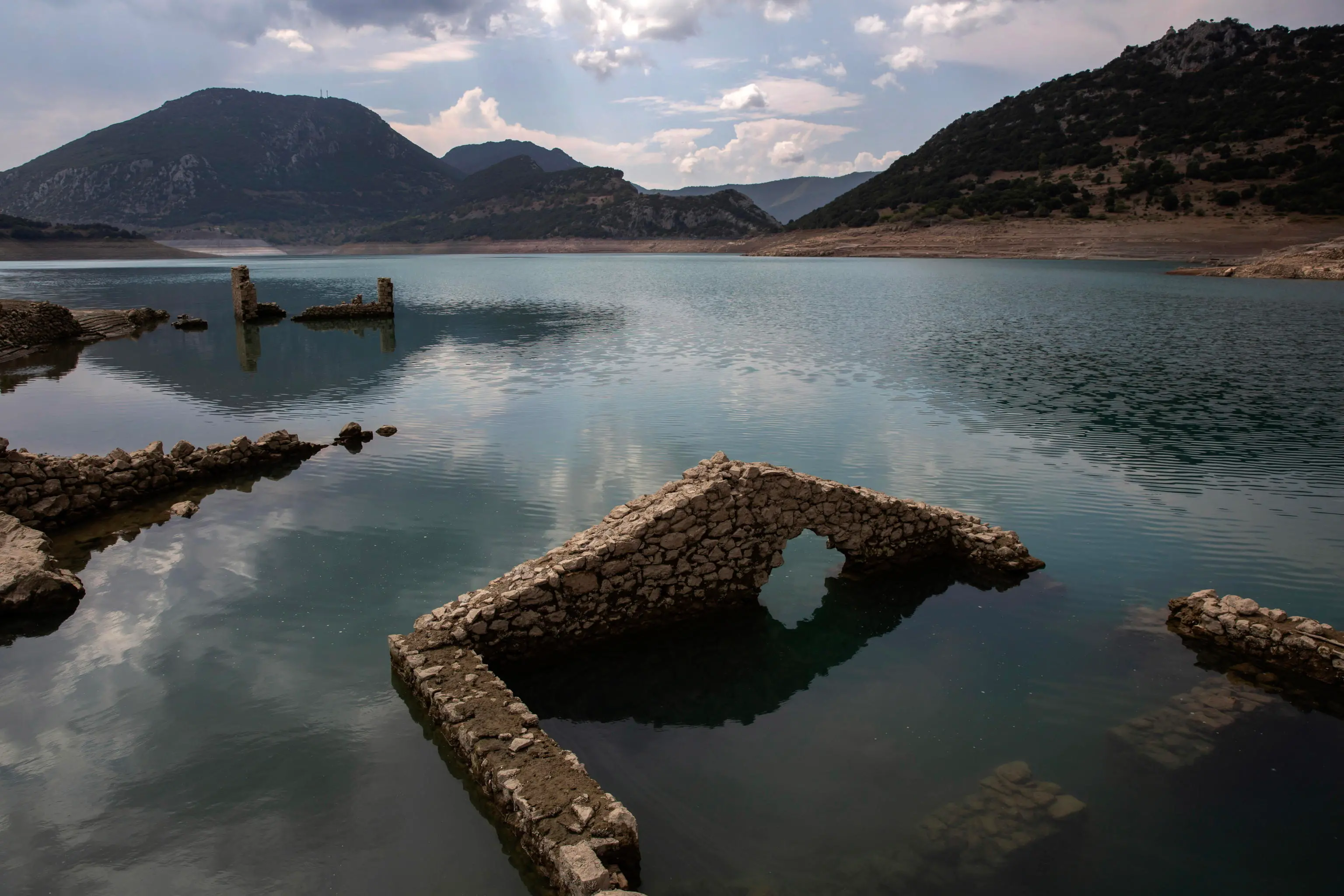 Grecia, le acque si ritirano: il villaggio sommerso di Kallio riaffiora dal lago di Mornos