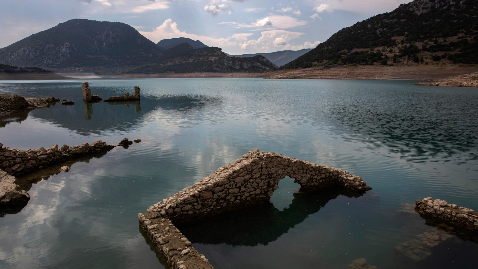 La siccità ha fatto abbassare il livello del bacino di 35 metri, riportando alla luce la scuola, la chiesa e alcune abitazioni delle piccola Atlantide ellenica