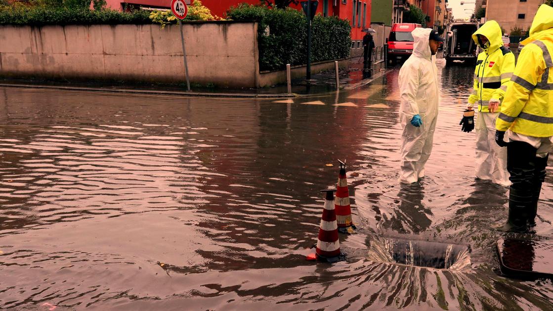 Acquazzone in Liguria, Genova allagata. E a Milano esonda il fiume Lambro