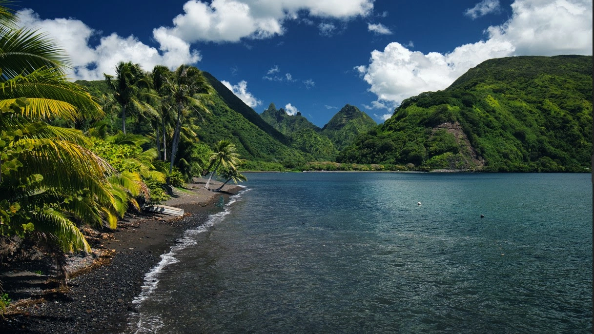 Spiaggia vulcanica a Thaiti