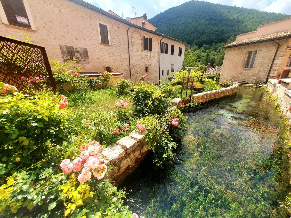 La piccola Venezia e il borgo del Perugino: Rasiglia e Panicale, ecco i gioielli nascosti dell’Umbria