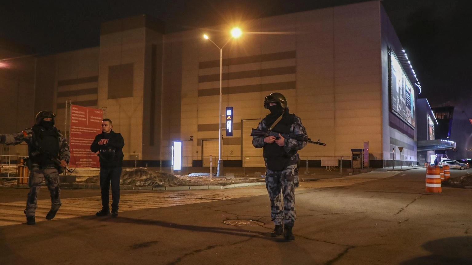 Mosca, terroristi avevano fucili d'assalto Kalashnikov