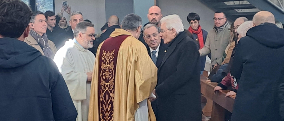 Mattarella in visita (a sorpresa) a Caivano: partecipa alla messa celebrata da don Patricello