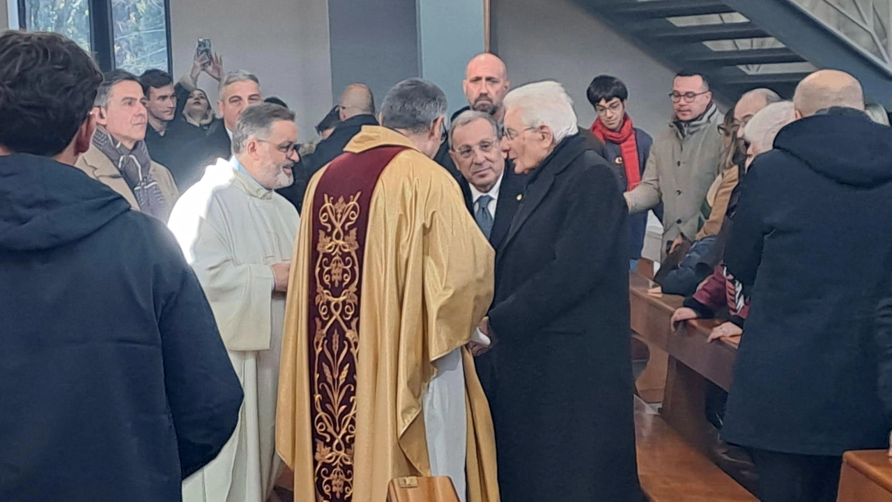 Mattarella in visita (a sorpresa) a Caivano: partecipa alla messa celebrata da don Patricello