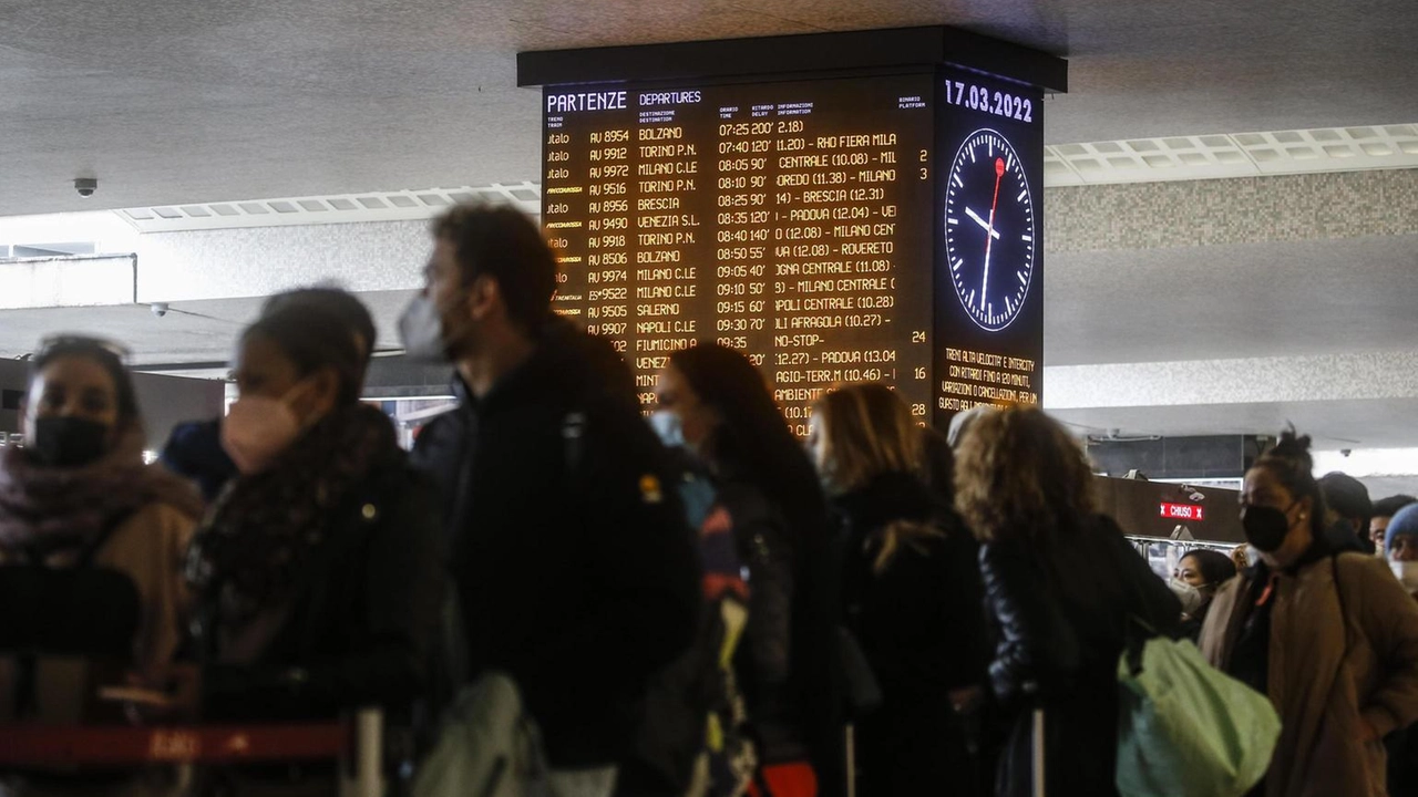 Trenitalia annuncia disagi per lo sciopero del personale ferroviario dalle 21:00 di oggi alle 21:00 di domani. Garantiti solo i servizi essenziali.