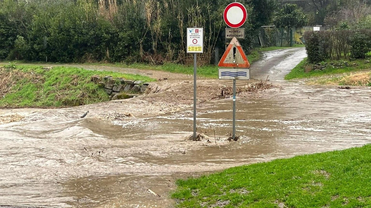 Pioggia e vento forte causano allagamenti e fermo delle linee tram T1 e T2 a Firenze. Problemi anche sulla Firenze-Pisa-Livorno.