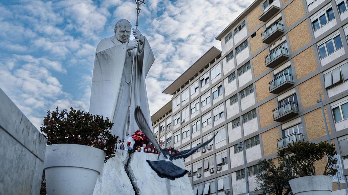 Papa Francesco: crisi emergenziale rientrata, ma ossigeno ad alti flussi al Gemelli