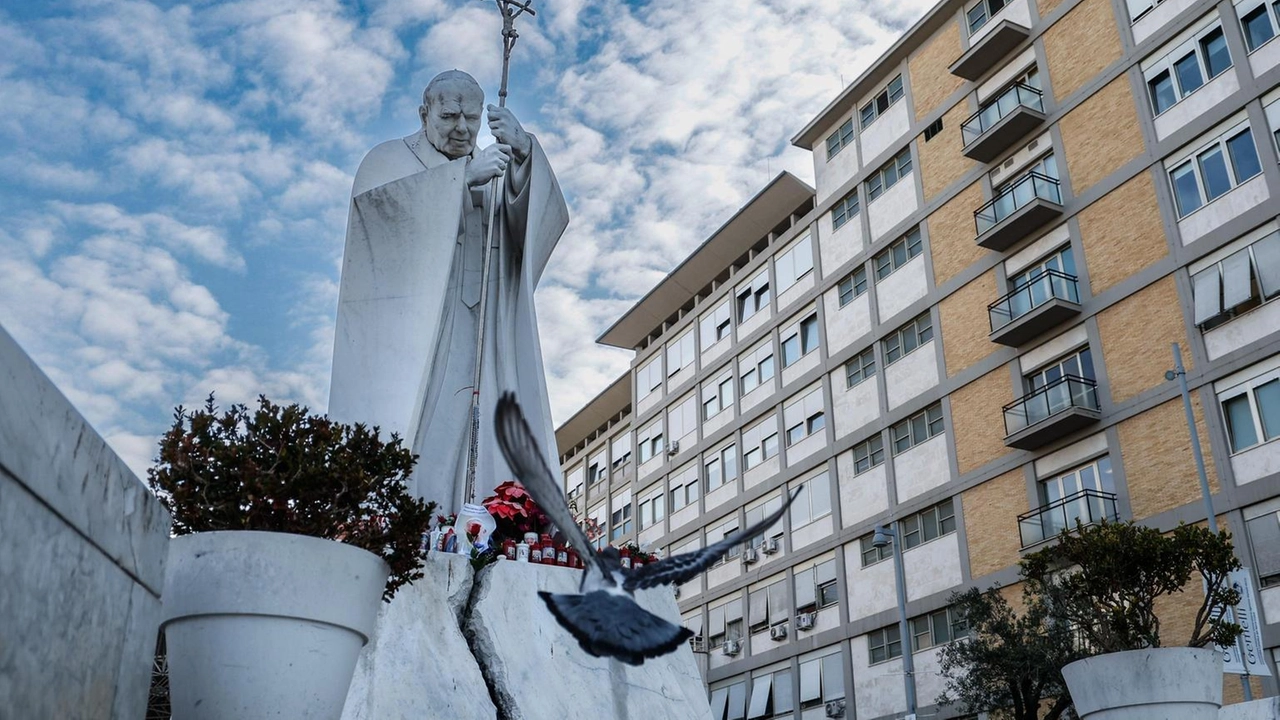 La crisi di papa Francesco al Gemelli è rientrata. Continua la somministrazione di ossigeno. Aggiornamento medico atteso.