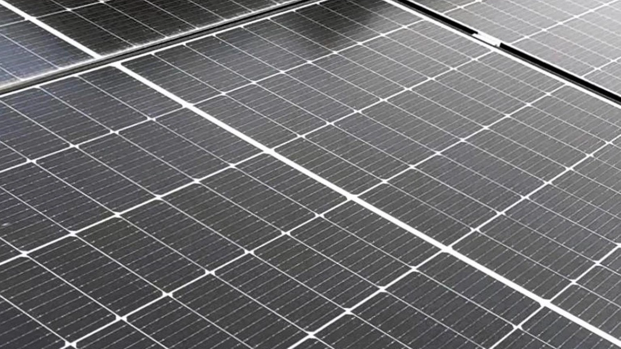 Aumenta la potenza connessa degli impianti fotovoltaici in Italia nel 2024, ma diminuiscono le nuove installazioni.