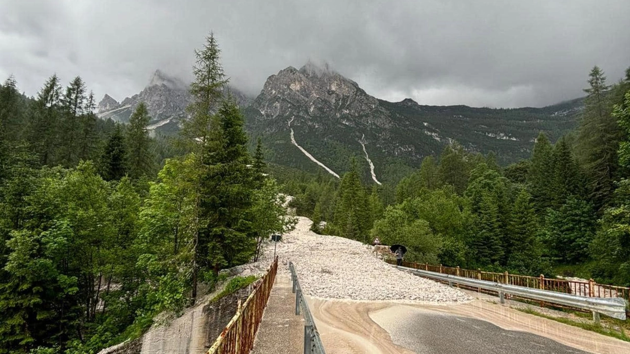 Maltempo: colata di detriti invade strada in Val di Zoldo (foto Ansa)