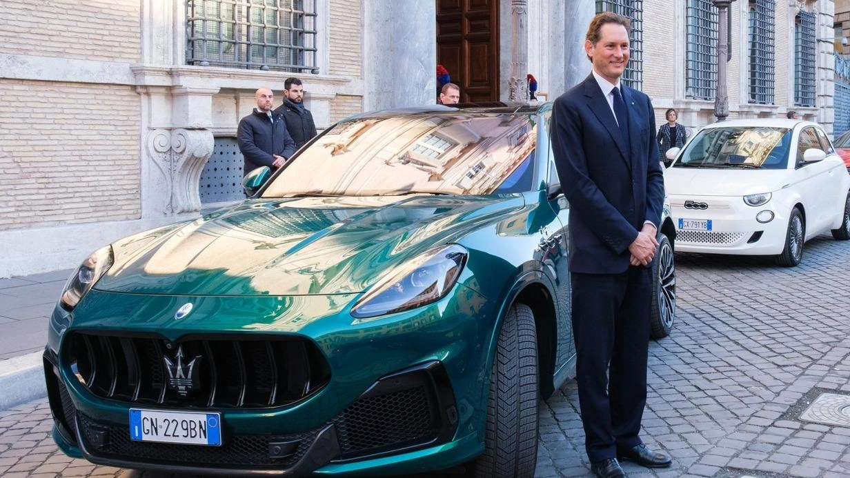 John Elkann, presidente di Stellantis, davanti al Senato con tre. auto in ‘tricolore’