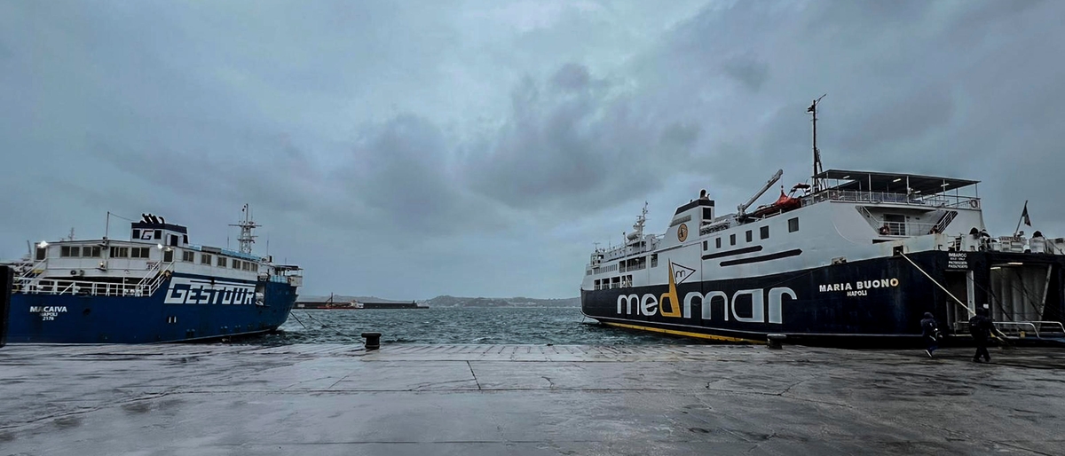 Prorogata l’allerta meteo in Campania. Saltano i traghetti per le isole, alberi abbattuti dal vento