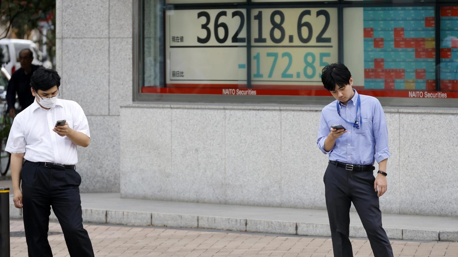 Borsa: Tokyo scende (-1%) con yen forte, bene Hong Kong