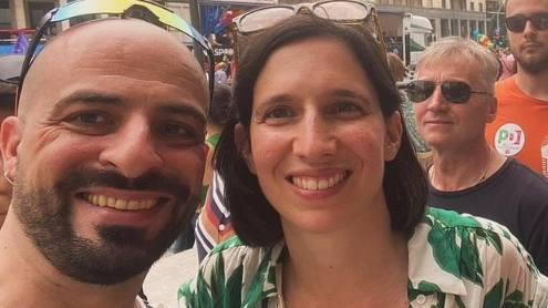 Ivano Cipollaro, la vittima dell'aggressione omofoba, insieme ad Elly Schlein al Milano Pride 2024