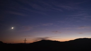 Cometa Atlas, ore contate per vederla. Con la Luna piena lo spettacolo è doppio