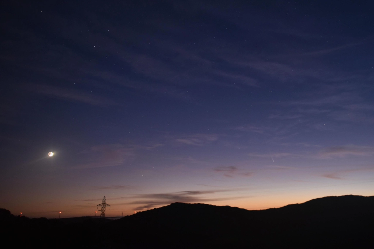 TOPSHOT-URUGUAY-ASTRONOMY-COMET-TSUCHINSHAN-ATLAS