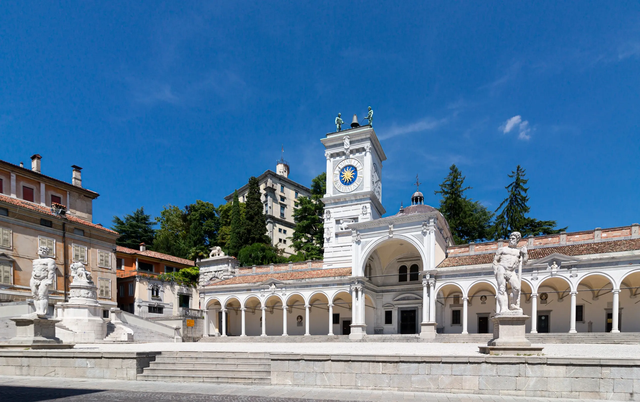 Udine e il colle che non c’era: unico in Italia il ‘mound’ artificiale su cui sorge il castello