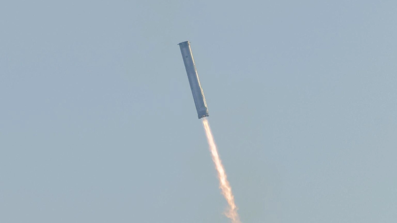 Il razzo Super Heavy della Starship di SpaceX rientra con successo, ma la capsula si perde. Ottavo test parziale.