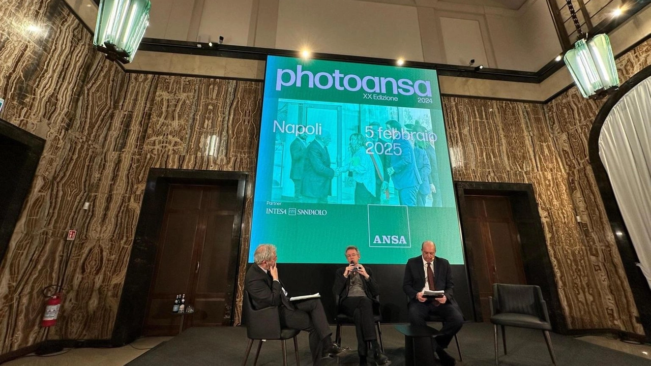 Photoansa 2024 presentato a Napoli, racconta l'anno passato con immagini iconiche. Intesa Sanpaolo supporta il progetto.