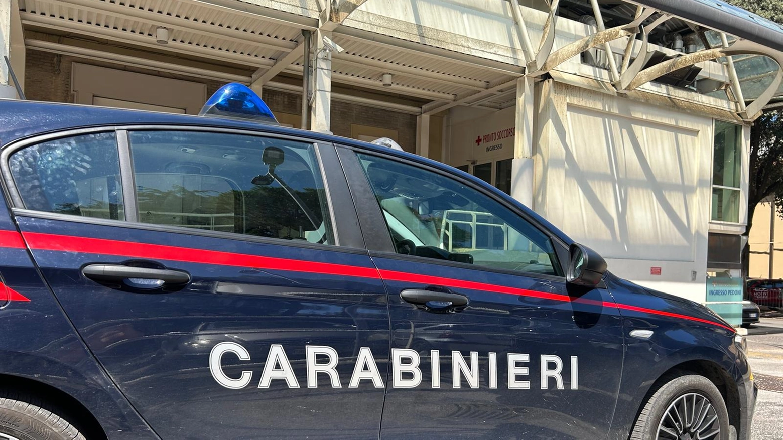 L'auto dei carabinieri davanti al Pronto soccorso