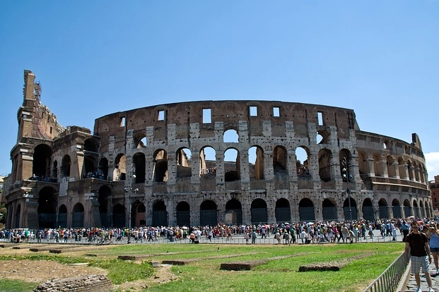 Il Colosseo considerato da alcuni una 'trappola per turisti' per l'affollamento
