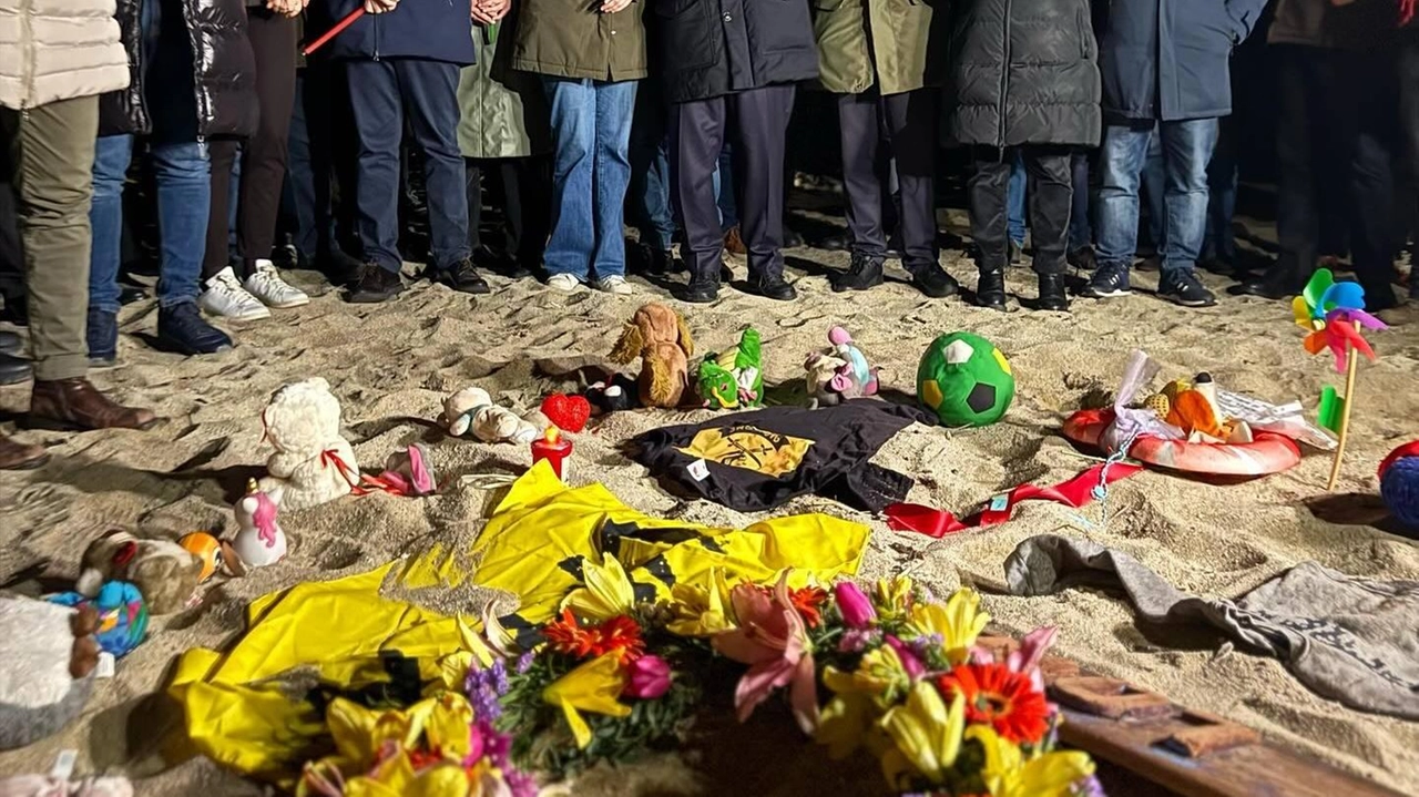 Elly Schlein, segretaria del Pd, ha partecipato all’alba alla commemorazione che si è tenuta sulla spiaggia di Steccato di Cutro...