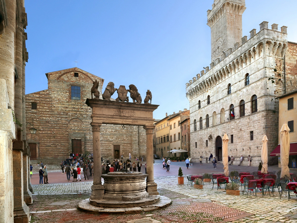 Montepulciano, piazza Grande col Palazzo Comunale e il Duomo