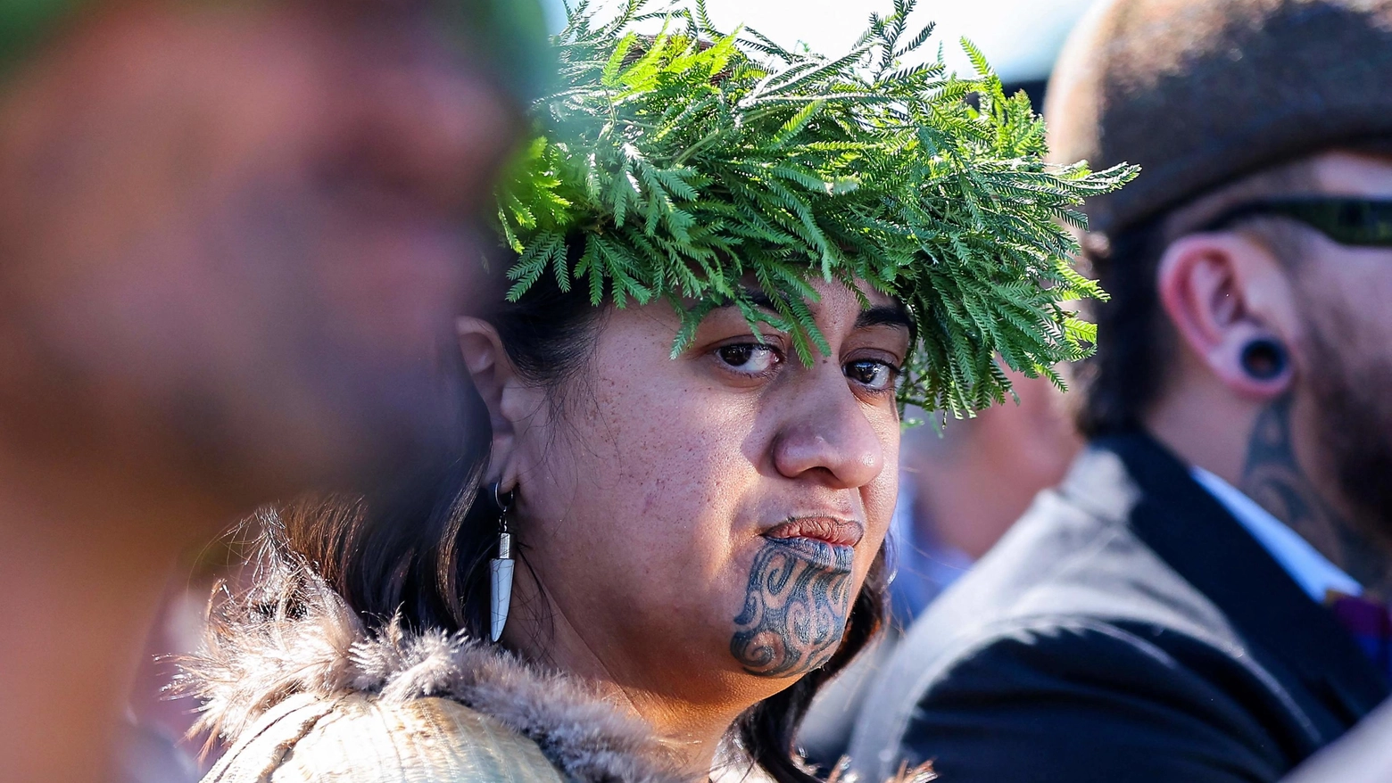 La nuova regina maori Nga Wai hono i te po Paki, 27 anni, durante la cerimonia funebre per il padre, seguita alla sua incoronazione (Ansa)