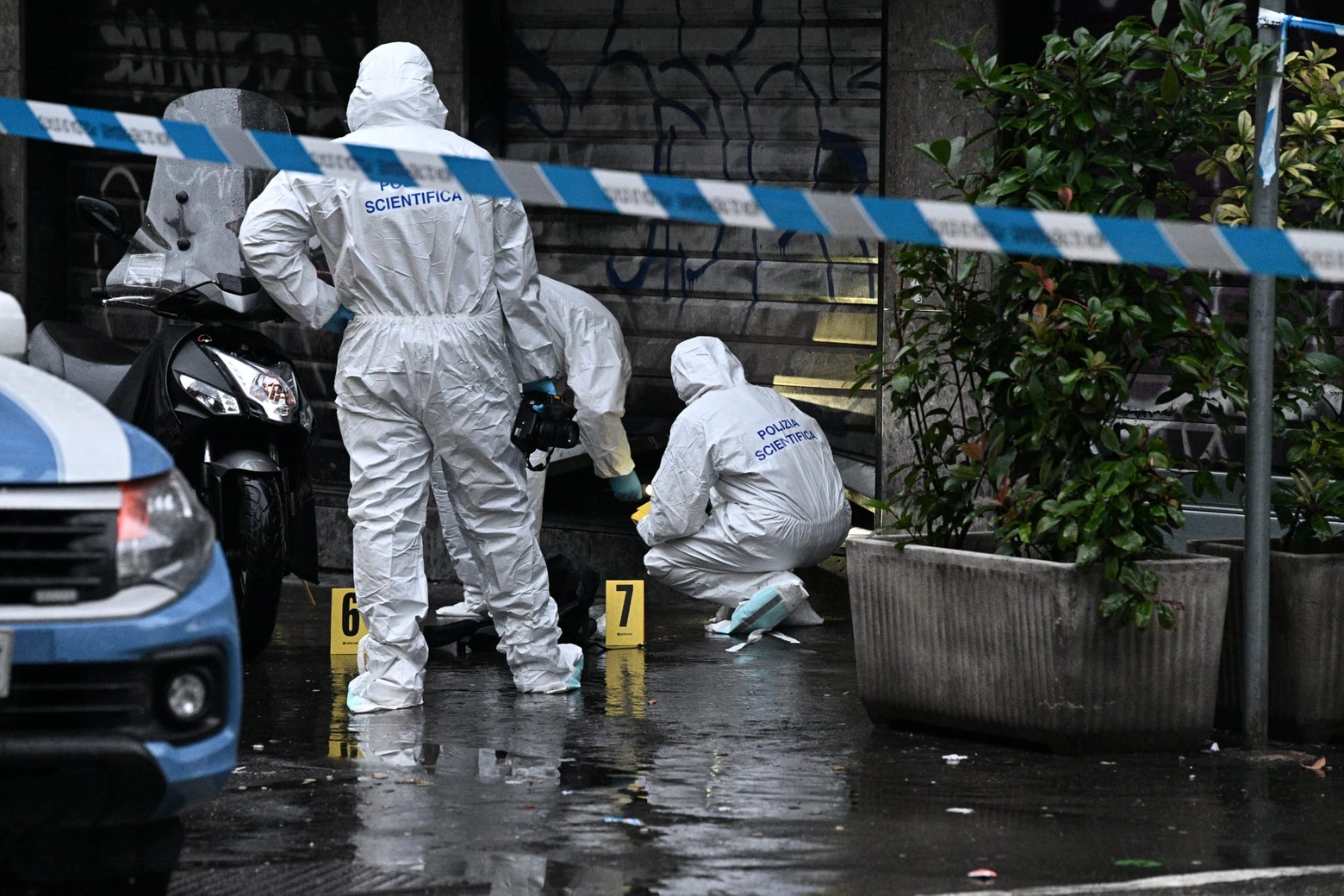 I rilievi della polizia sul luogo del delitto