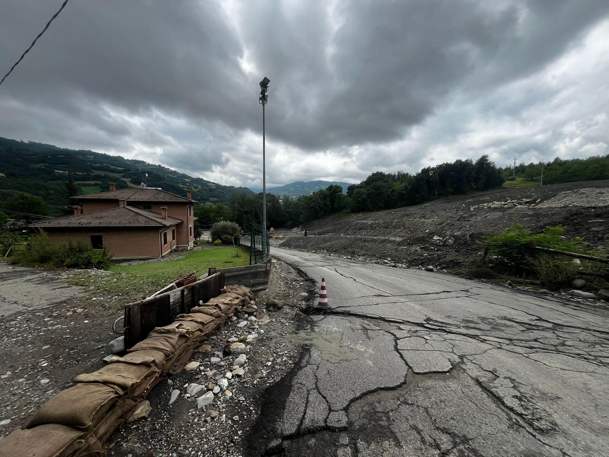 Frane, esondazioni, paesi isolati e famiglie evacuate: il maltempo flagella il Piemonte